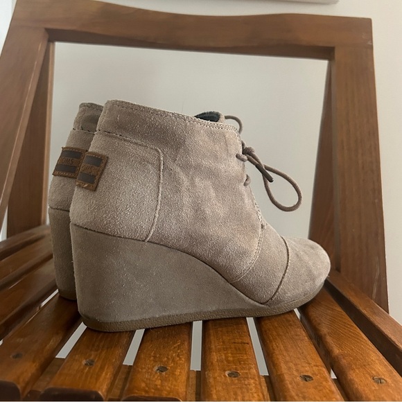 TOMS size 7.5 Desert Suede Leather Lace Up Wedge Heel Ankle Boot - Picture 2 of 7